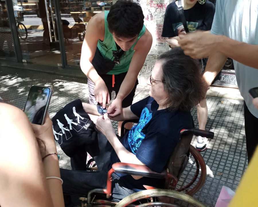 Charly García se mostró cerca de su casa y sorprendió a todos sus fanáticos