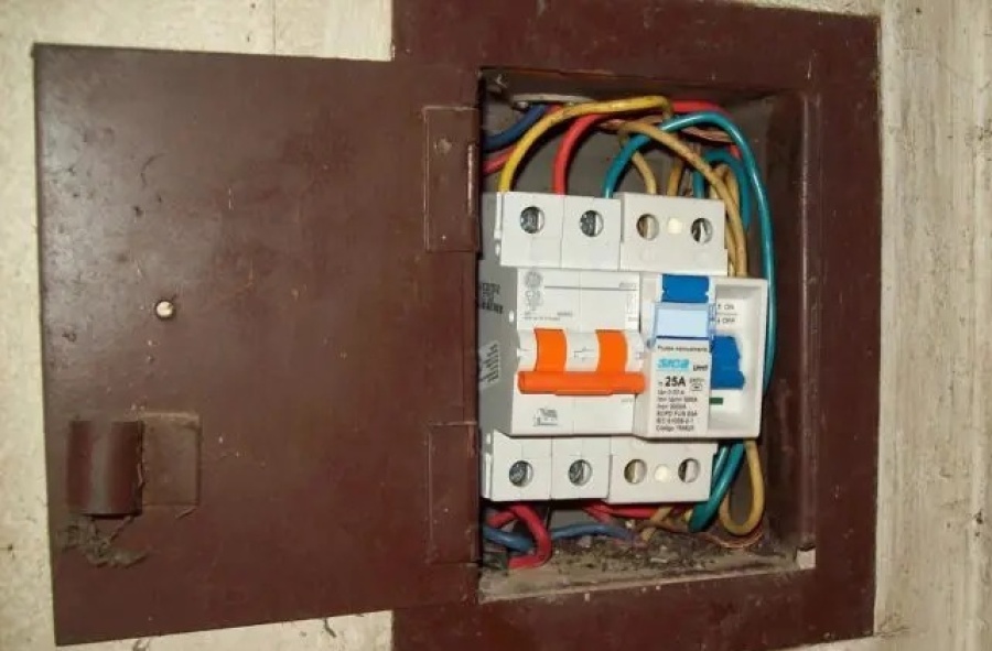 Llamó a un electricista de urgencia un día feriado y le quiso cobrar 107.500 pesos: ”Quería gritarle que era un chorro de...”