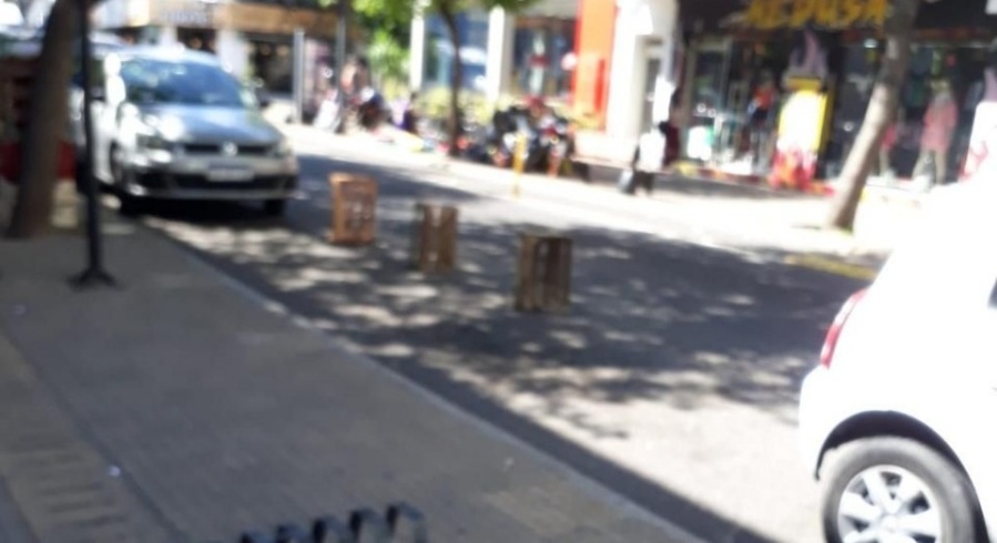 Crece el reclamo por ”reservas ilegales” de estacionamiento en La Plata
