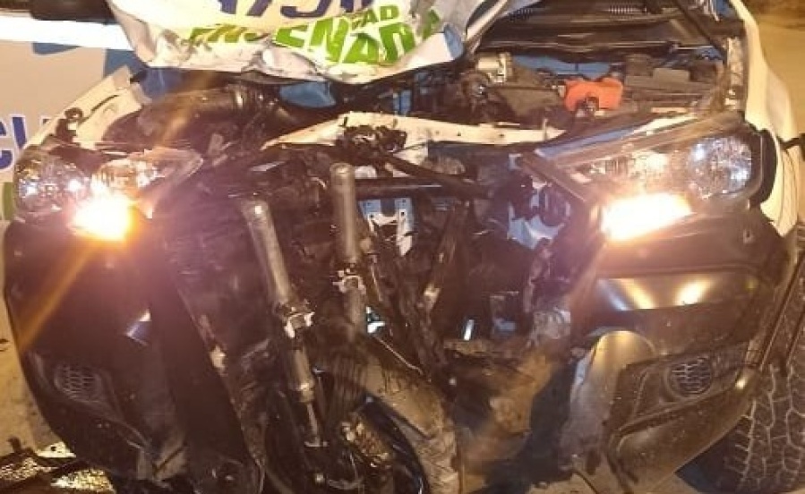 Dos menores de edad robaron una moto en Ensenada y chocaron brutalmente contra un patrullero