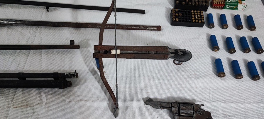 Se peleó con un vecino, le mostró un arma y le allanaron la casa, donde tenía todo un arsenal