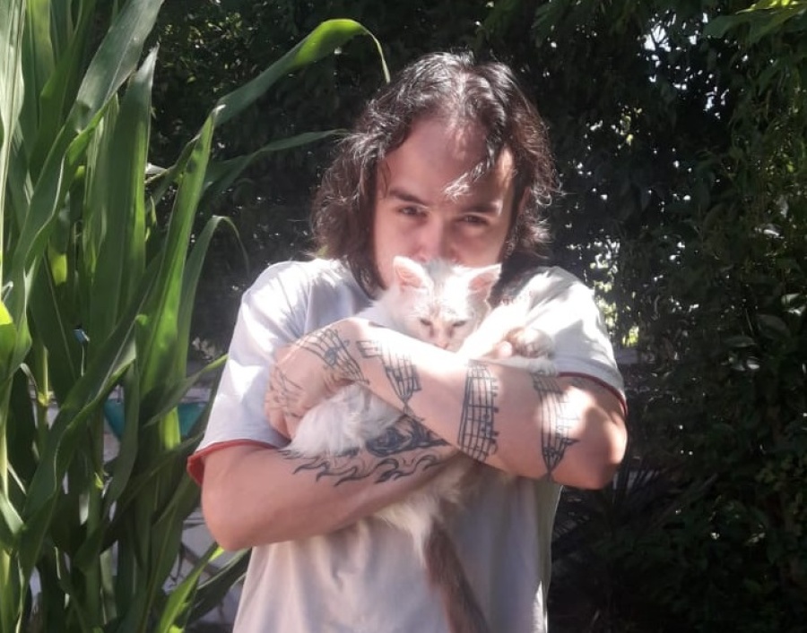 Renunció a una papelera de La Plata por el estrés y se la jugó por lo suyo: “Ayudé a un hombre que hacía reggaetón cristiano”