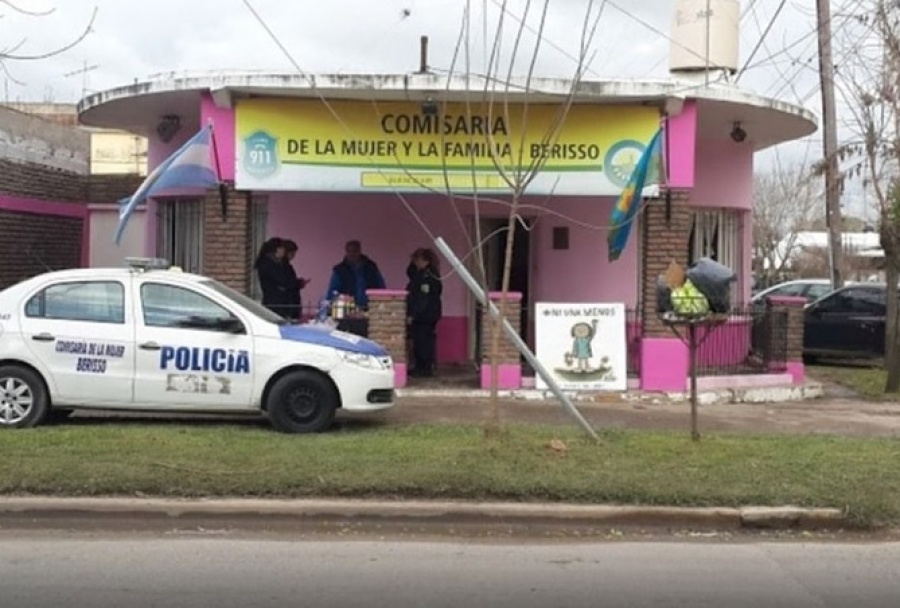 ”Te voy a matar, no me importa nada”: su pareja la amenazó de muerte en una casa de Berisso y se tiró del balcón