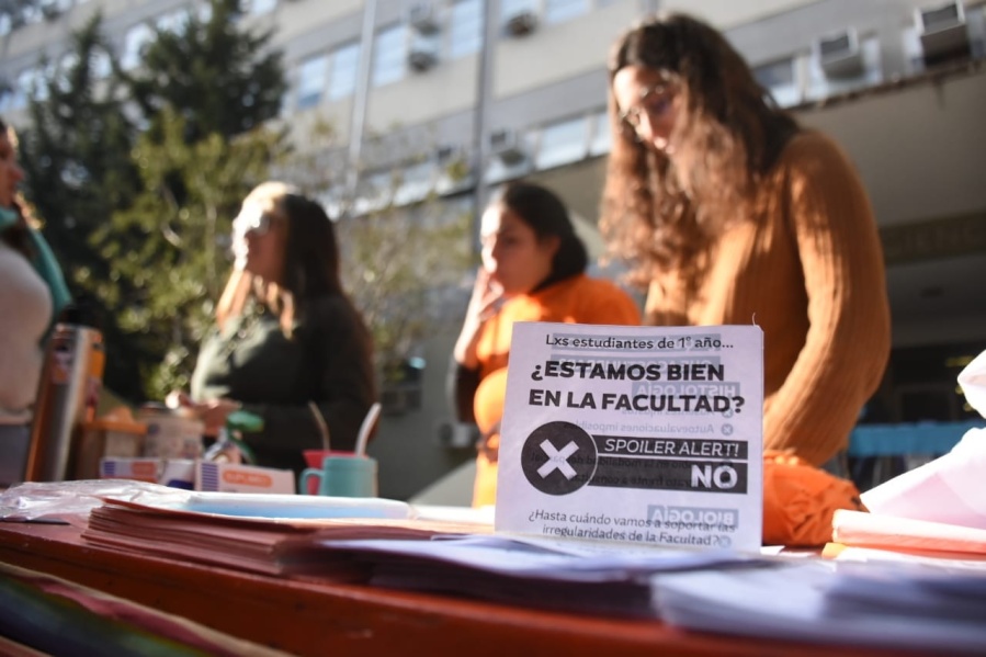 ”La Cátedra está muy preocupada”: alumnos de Medicina de la UNLP protestaron contra las autoridades por los masivos bochazos