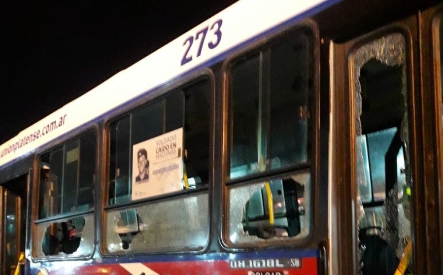 Furioso y enloquecido, atacó cuatro micros de la línea 273 porque le molestaba que pasaran por la esquina de su casa