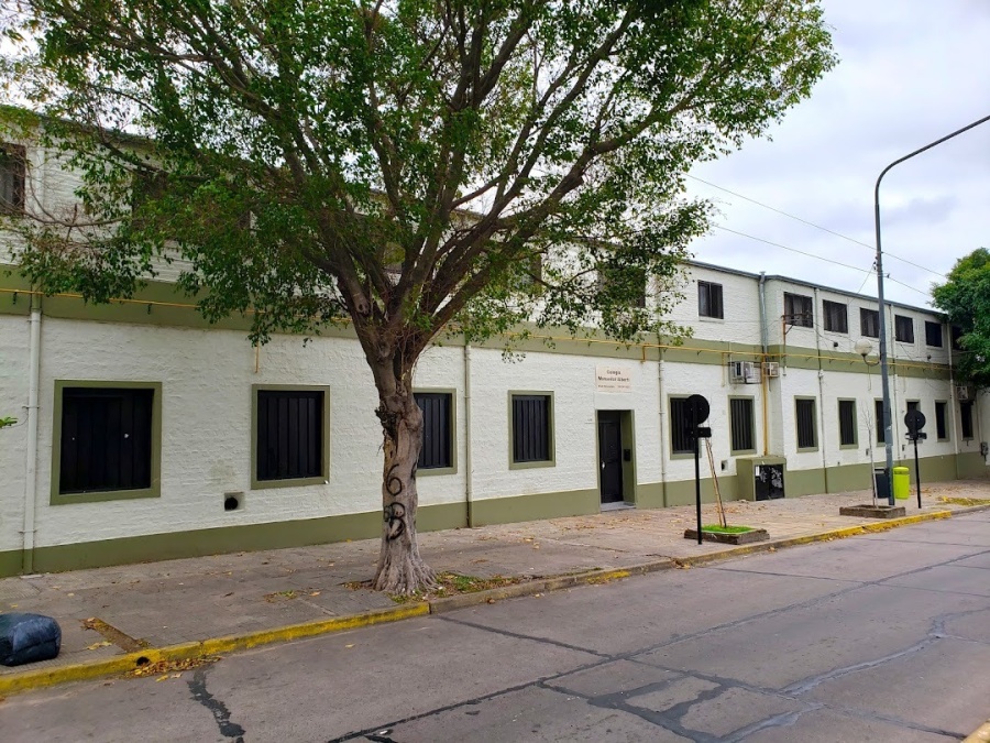 Una docente de un colegio platense está sumando firmas para echar a un alumno por haberse peleado con un compañero