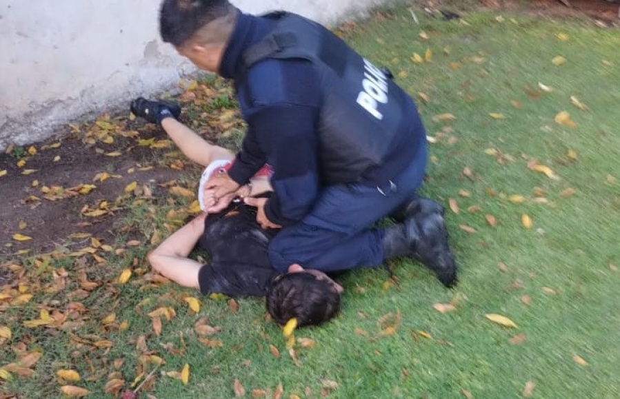 Un balazo le atravesó la nariz a una agente policial durante un feroz tiroteo en Tolosa