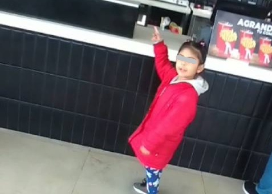 Fueron a una hamburguesería de La Plata y ahora lamentan un descuido de pocos segundos: ”Son ratas; no tienen empatía”