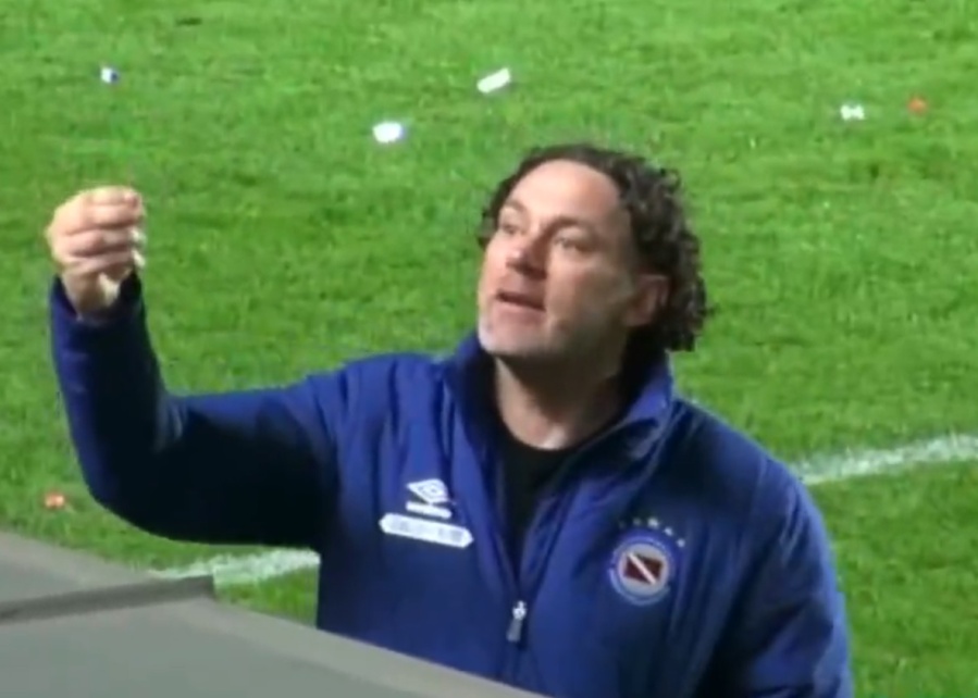 ”¿A quién pongo?”: Milito debatió un cambio con un plateista, le hizo caso y Argentinos Juniors ganó 2 a 0