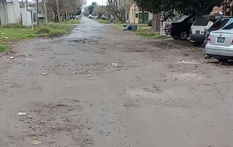 En el sector de 64 y 153 estallaron por la falta de pavimentación: ”Lo siguen cobrando en las tasas municipales”