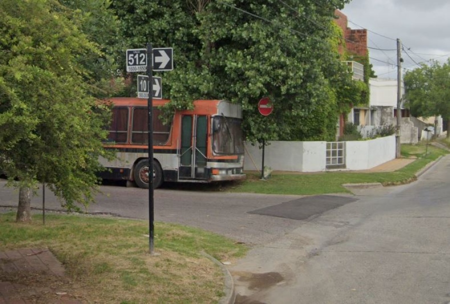 Un grupo de delincuentes se llevó el techo de vidrio y una rueda de dos autos estacionados en Ringuelet