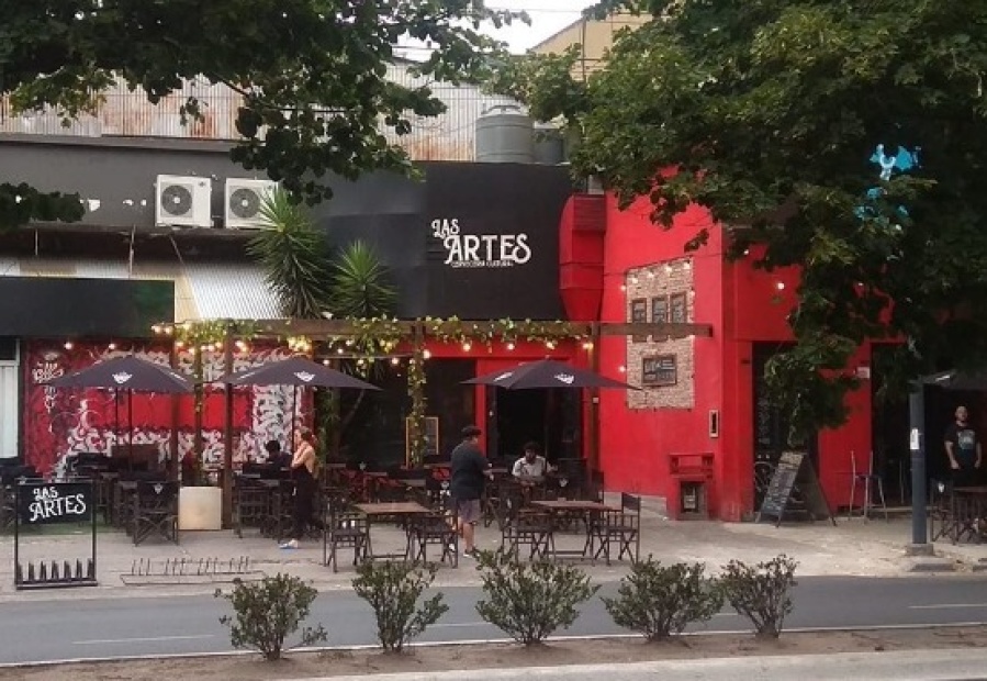 Tenia una reunión laboral con su hijo en un bar platense pero por tener más de 40 años no lo dejaron entrar: ”Somos todos...”