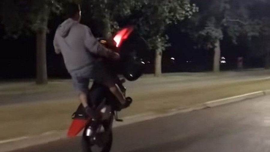 Dramático: una nena de 13 y una beba de meses fueron atropelladas por un adolescente que hacía wheelie en moto en Los Hornos