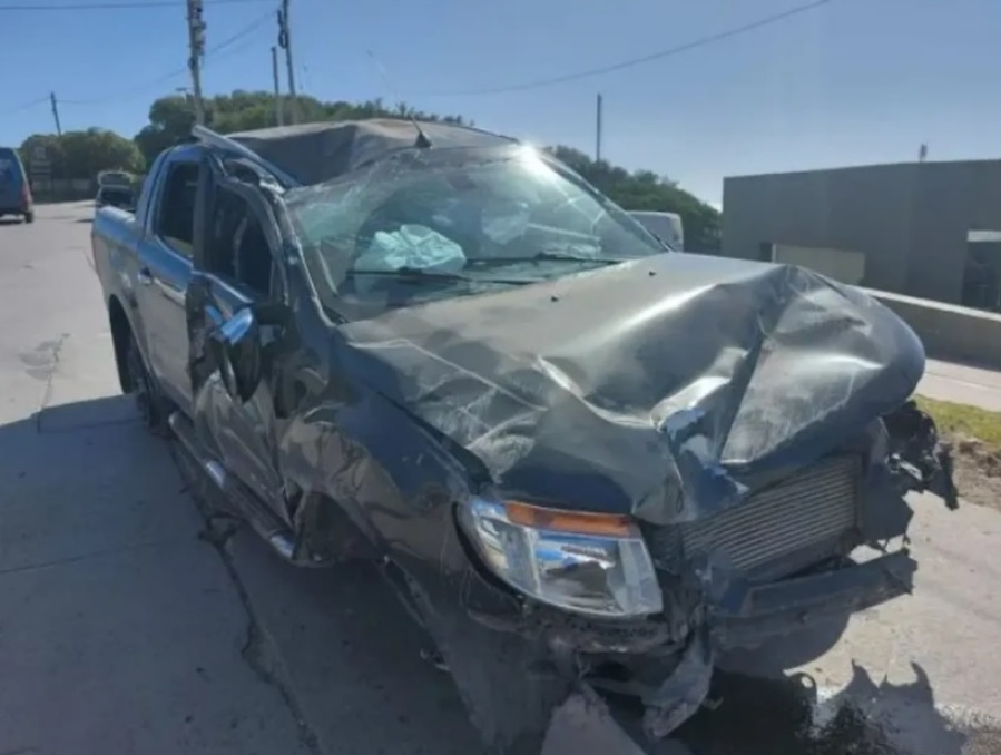 Se ofreció para llevar de regreso a cuatros turistas pero volcó con la camioneta y las dejó abandonadas