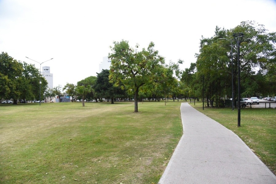 El Municipio avanza con la remodelación del Parque San Martín y renovó el sistema de iluminación