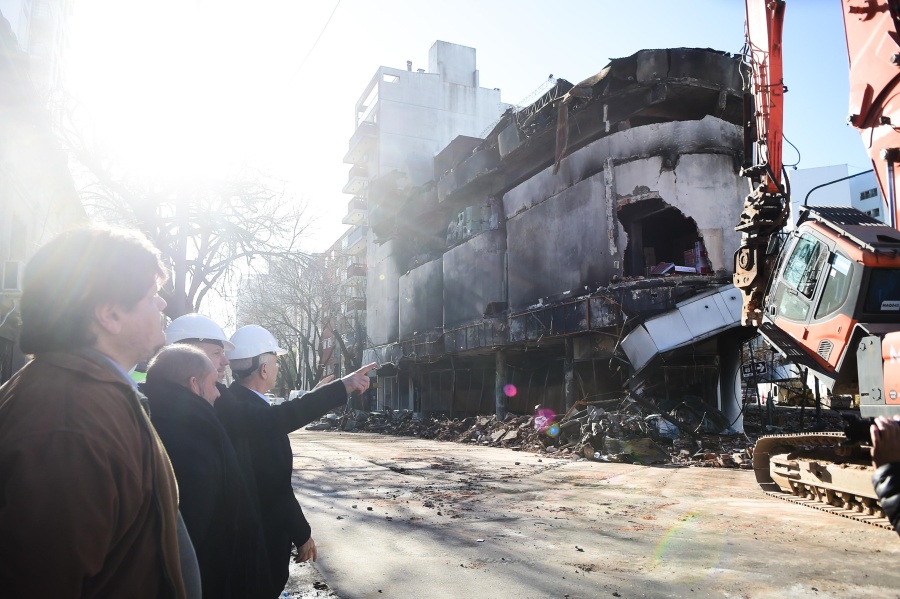 Con la presencia de Alak, se llevó a cabo la demolición del depósito que se incendió en La Plata