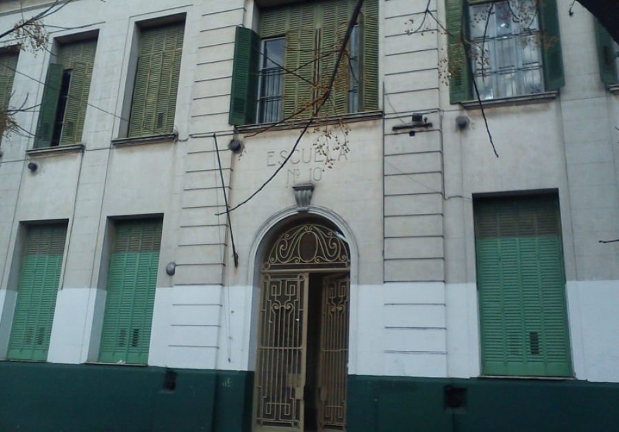 ”Había un señor con un tubo de oxígeno esperando afuera”: Indignación en la votación en la Escuela 10 de La Plata