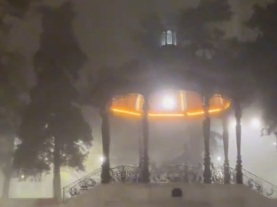 Caminó por Plaza San Martin y pareció una escena de película de terror: Así se ve de noche y con niebla