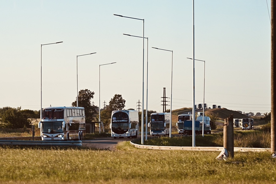 Solo un susto: Micros que trasladaban a hinchas de Estudiantes sufrieron un accidente