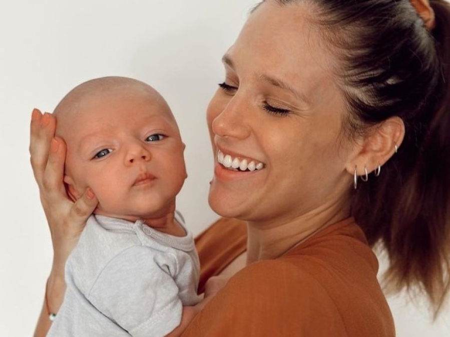 Barbie Vélez reveló que hizo trampa cuando le sacó la foto del primer mes a su bebé