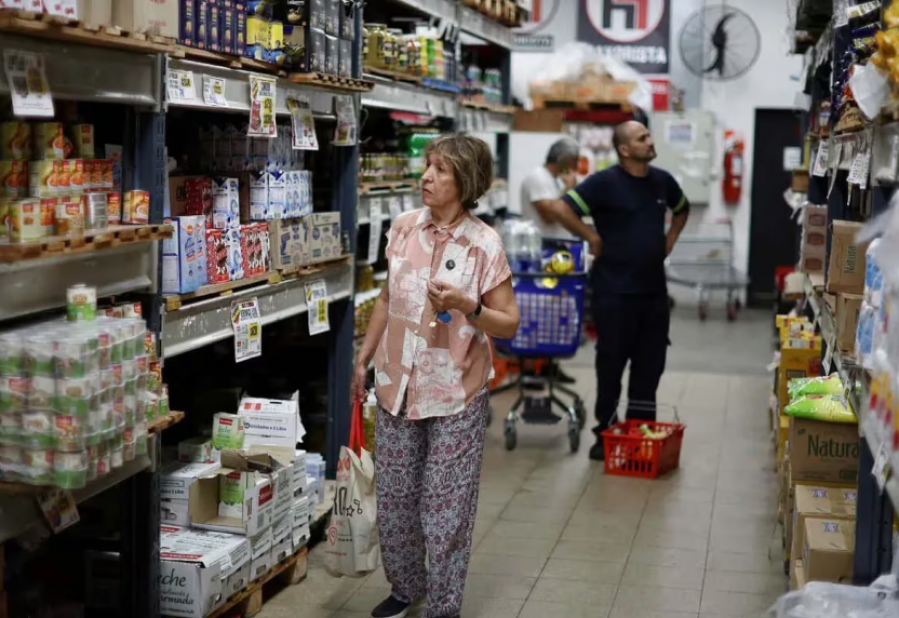 Alimentos, cine, ropa y el batacazo de los paquetes turísticos: los precios que más y menos subieron en septiembre