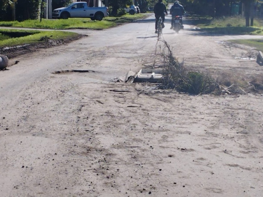 Vecinos de City Bell denuncian un gran pozo en la calle: ”Nadie nos escucha”