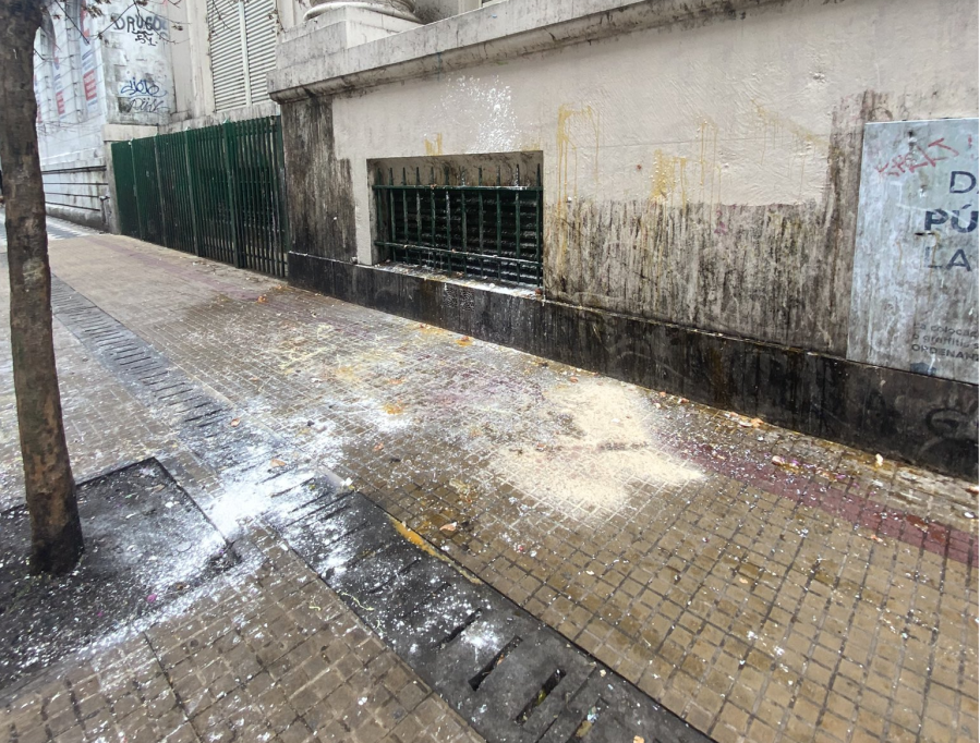 Una vecina estalló por la mugre frente a la Facultad de Derecho de la UNLP: ”Que limpien”