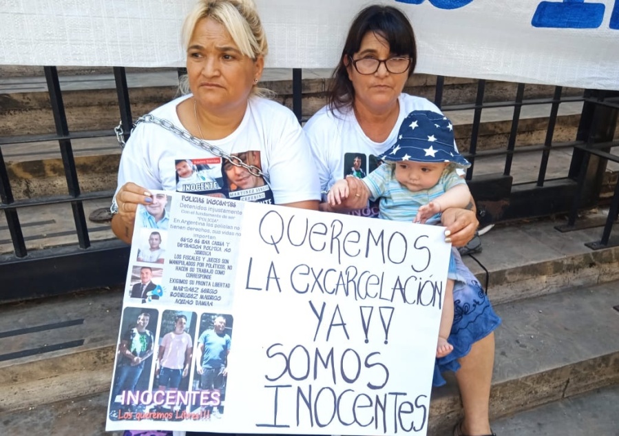 Se encadenaron los familiares de los tres policías detenidos por la muerte de Lito Costilla en Tolosa: ”Están muy mal”