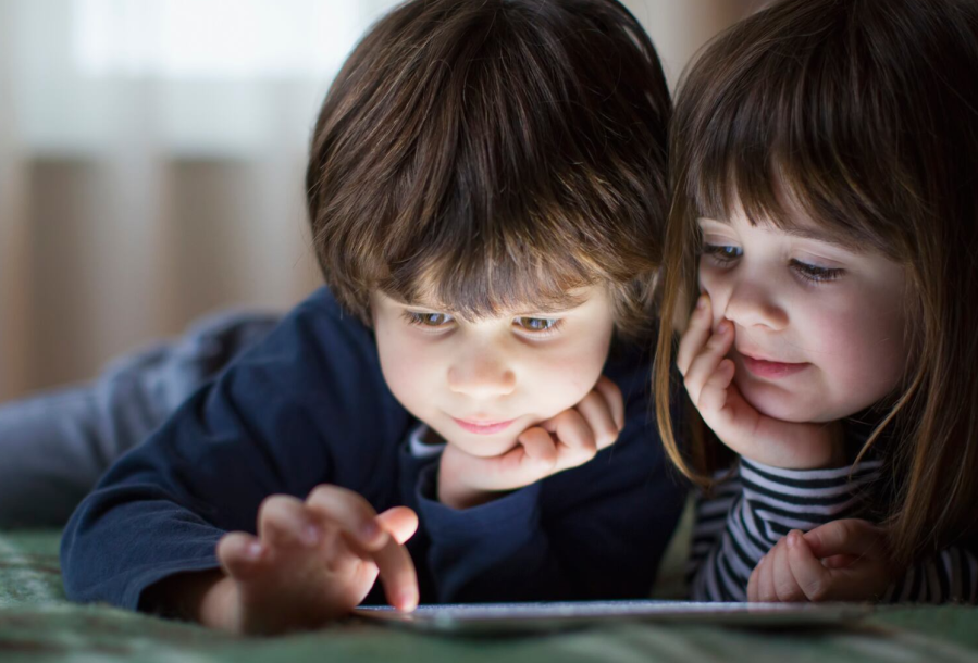 Menores expuestos a las pantallas: en la Legislatura Bonaerense pidieron una ambiciosa campaña sobre los riesgos y peligros