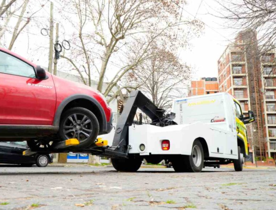 Una vecina platense denunció que la grúa municipal se llevó su auto con la medicación de su bebé: ”Nadie se hace cargo”