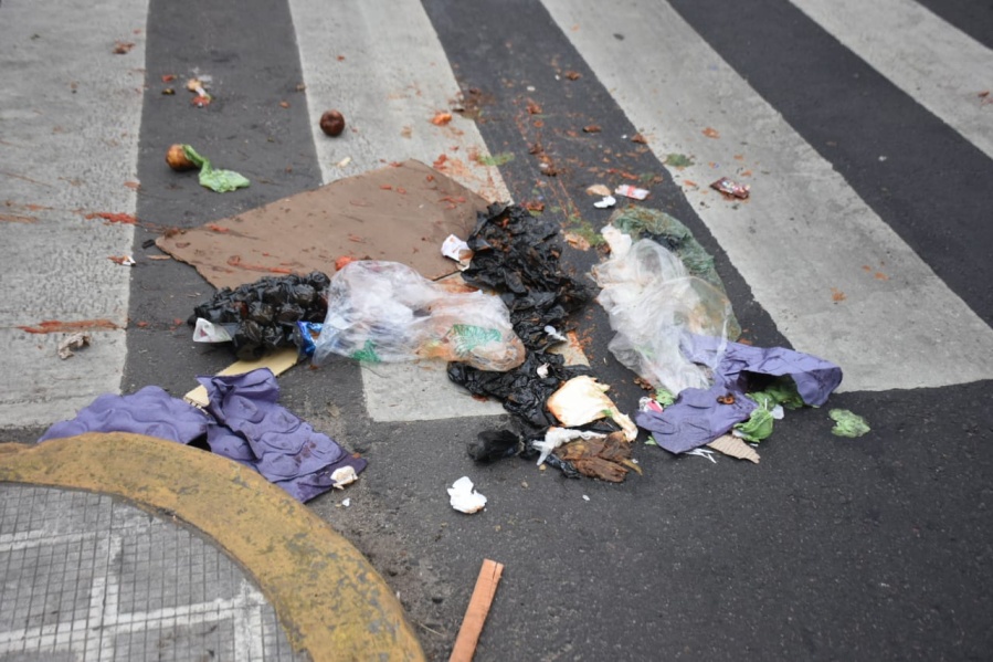 Caos, discusión y piñas en el centro platense entre un vendedor ambulante y agentes de Control Ciudadano