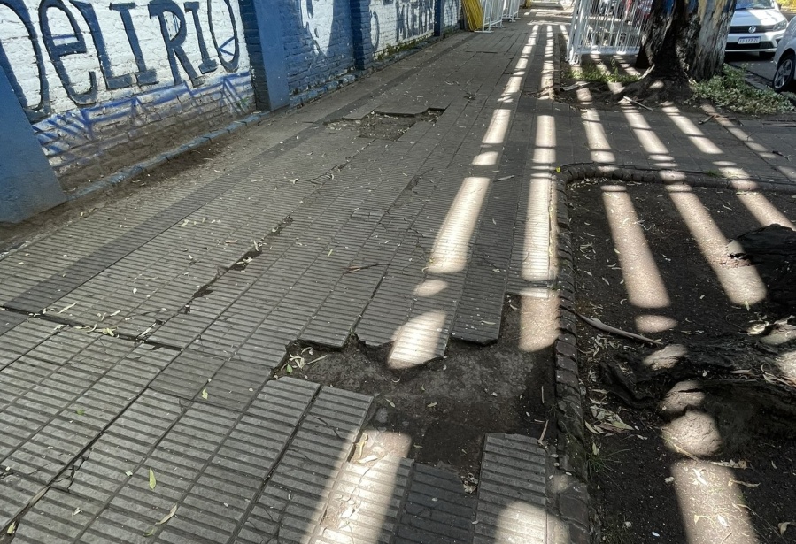 En las inmediaciones de la cancha de Gimnasia reclamaron por las ”baldosas destruidas”