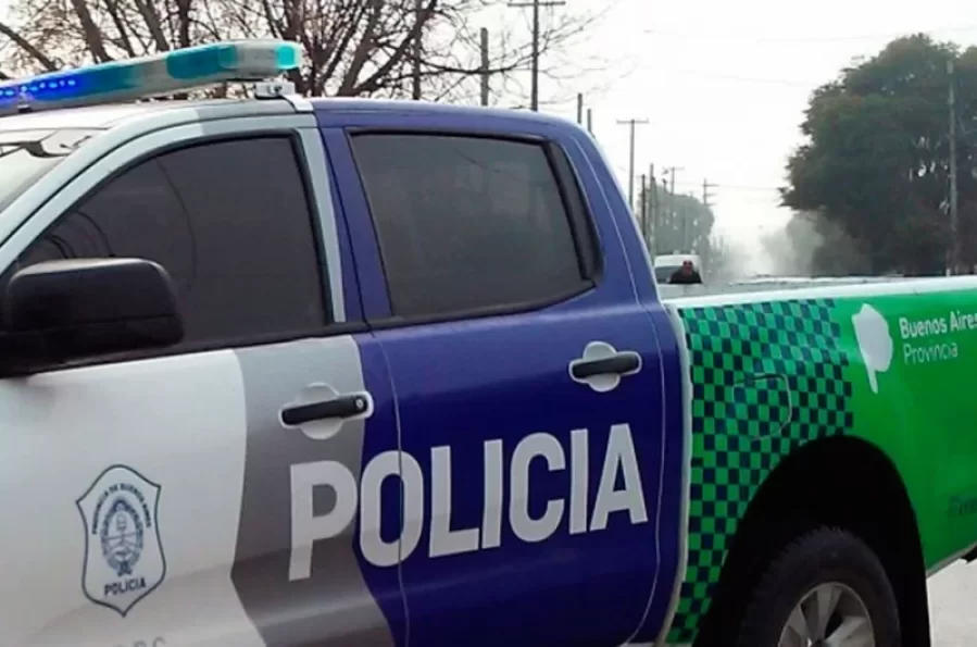 Entraron a una casa en Los Hornos, amenazaron con armas a dos menores y huyeron con dinero