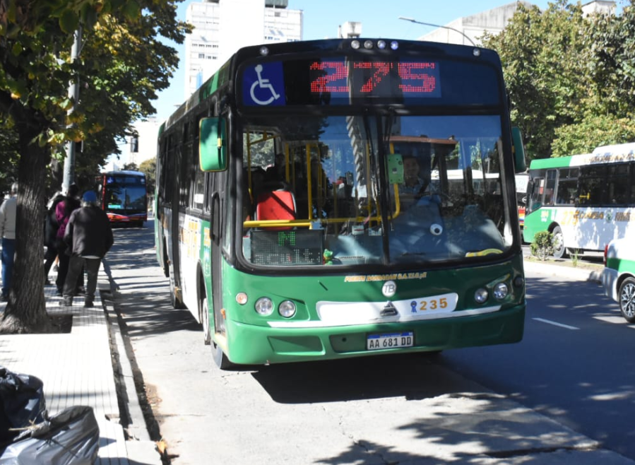 Golpearon brutalmente a una joven de 20 años luego de bajar del micro 275: le pegaron patadas a la altura del estómago