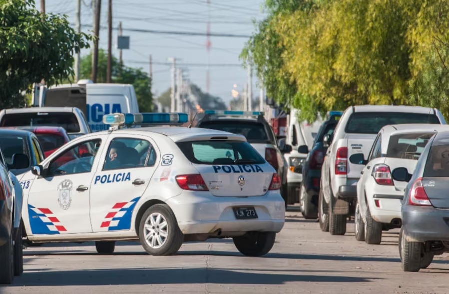 Un nene de 10 años jugaba con sus amigos, se sentó en un cochecito donde había un arma y recibió un balazo