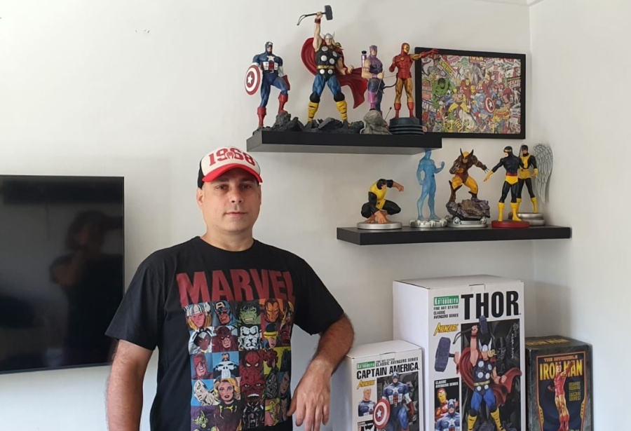 ”Pagué exceso de equipaje”: la lucha de un platense fanático de los superhéroes en Estados Unidos para traer algo inédito