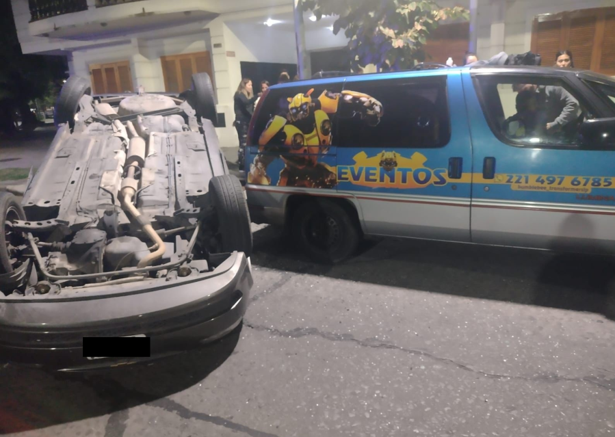 Chocó a un policía en La Plata, lo hizo volcar y se escapó