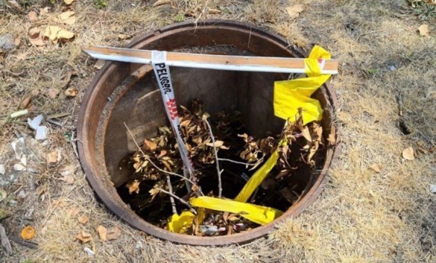 En 31 y 46 falta una tapa de registro y los vecinos la ”taparon” por su seguridad