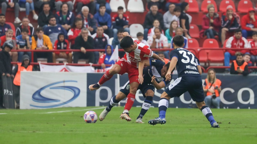 Gimnasia madrugó pero el juego no lo ayudó y volvió a perder en Santa Fe