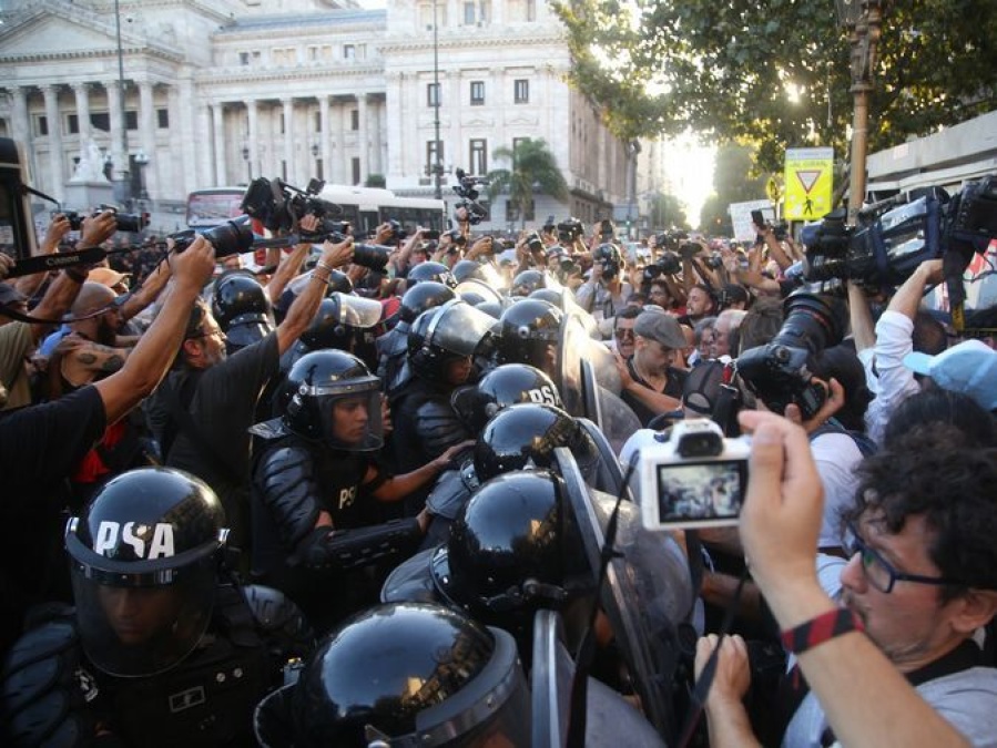 Tras las protestas fuera del Congreso, 13 personas quedaron detenidas
