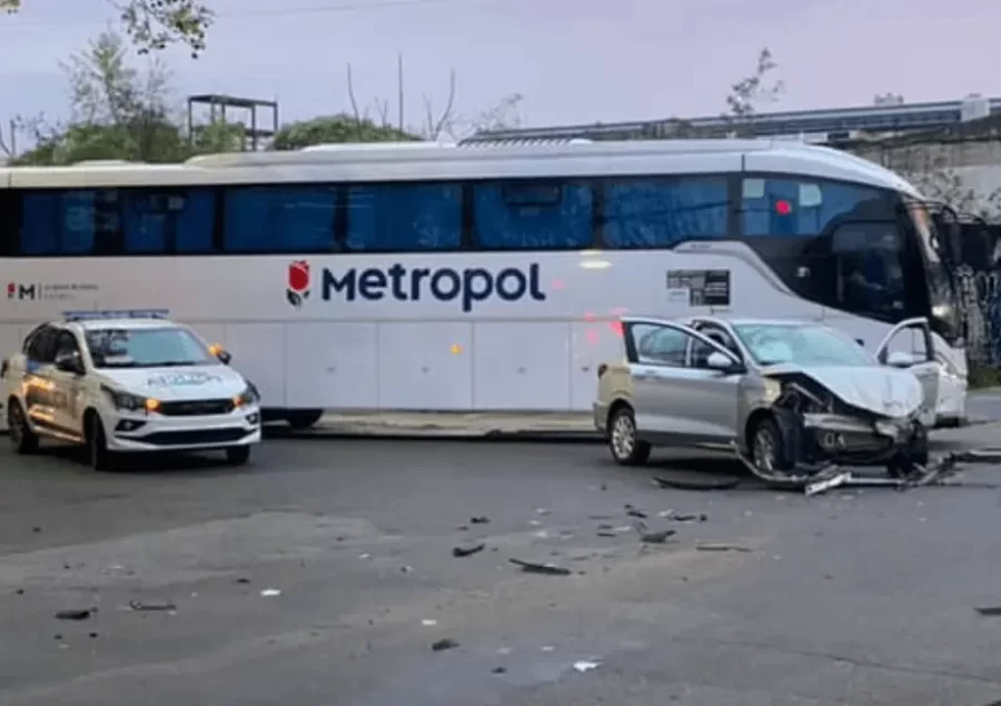 Chocaron un colectivo y un auto en La Plata en 2 y 43 y el tránsito estuvo interrumpido