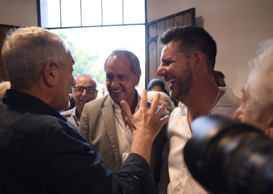 Con la visita de Scioli y Alak, Atanasof lideró un histórico brindis en “La Rosadita”, la mítica esquina peronista de Tolosa