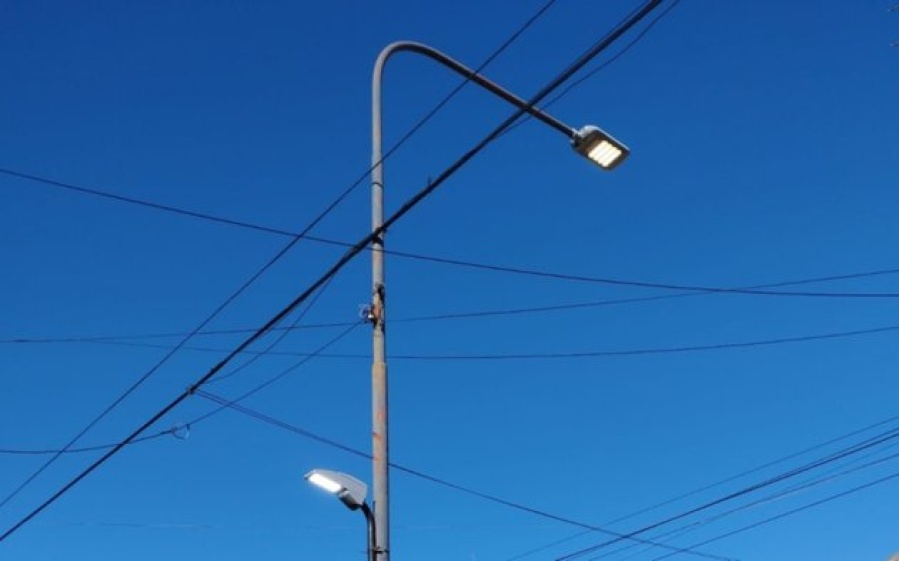 Vecinos de La Loma reclaman que las luminarias de algunas calles ”se encuentran prendidas todo el día”