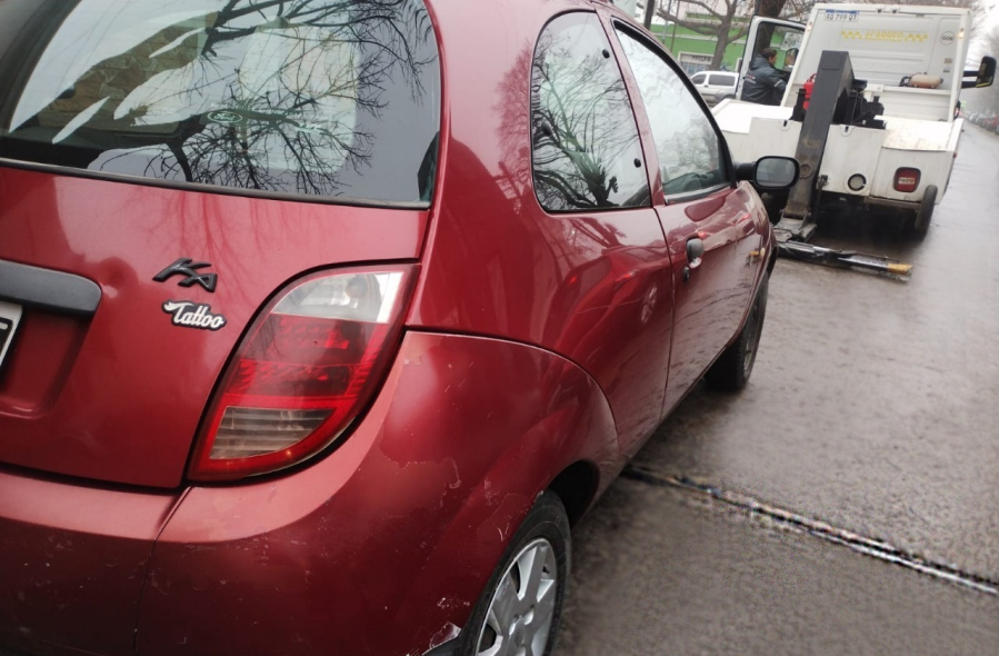 Autos abandonados en La Plata: empezaron a llevarlos al depósito de Tolosa y deben estar 15 días sin moverse para intervenir