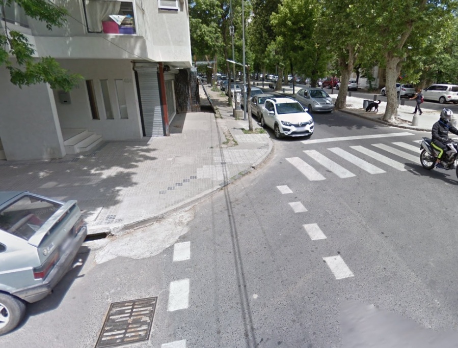 En la zona de Plaza Rocha reclamaron por rampas para discapacitados y alertaron por la destrucción de veredas