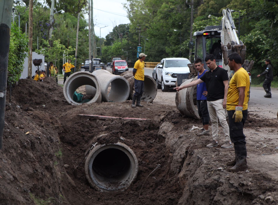 Se desplegó un megaoperativo en El Rincón con el entubamiento del desagüe de un tramo del Camino Belgrano