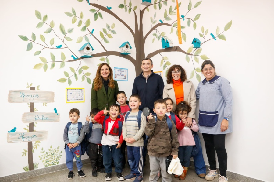 Con el eje puesto en la niñez y los adultos mayores, Tolosa Paz visitó la localidad de 9 de Julio y entregó materiales