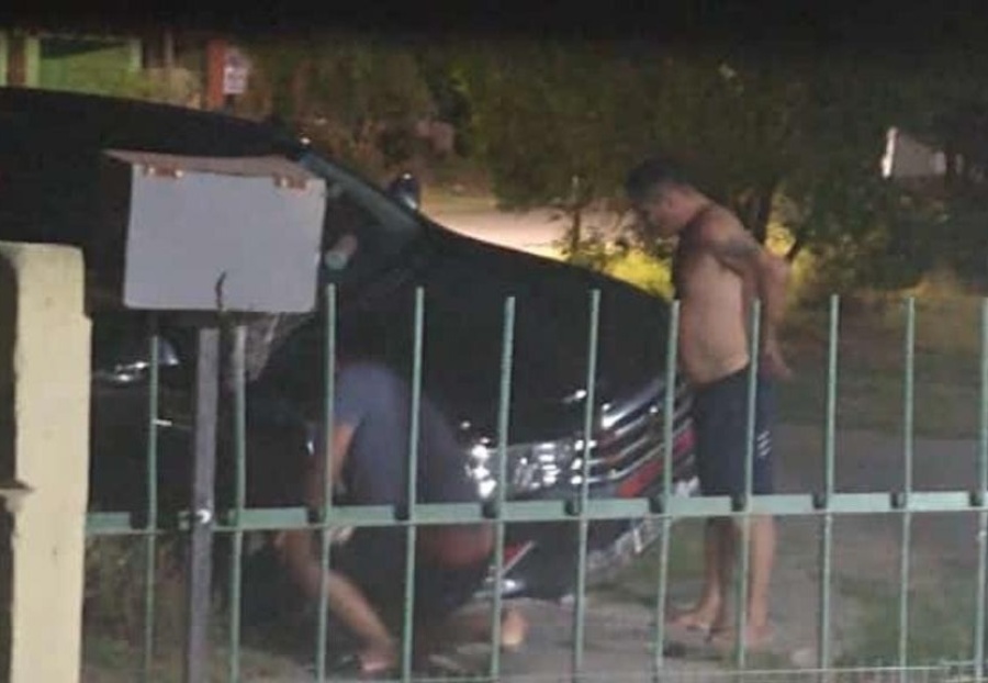 Un hombre apodado ”El Chiva” chocó con el auto contra una casa platense y escapó