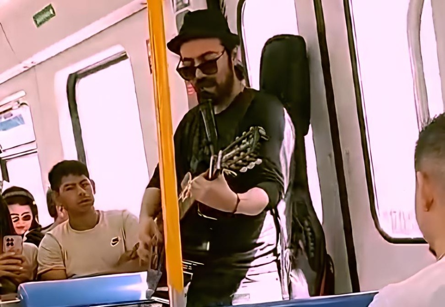 ”Hay gente que lloró”: la historia del chileno que la rompe en el Tren Roca de La Plata, y admira a Charly, Fito y Cerati