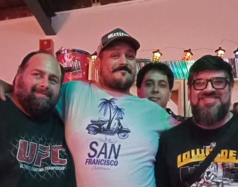 ”Dejamos una huella”: el hermoso y curioso grupo de ”Osos y Cazadores” que crearon cuatro platenses con fiesta incluida